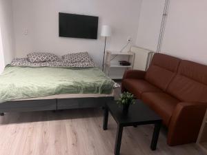 um quarto com uma cama e um sofá em Assad and Naveera, Steekkant 40 em Barendrecht