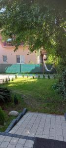 Ogród w obiekcie Apartament z prywatnym parkingiem