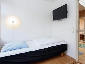 Holiday home Egå III في Egå: غرفة نوم مع سرير وتلفزيون بشاشة مسطحة على الحائط