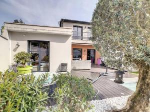 Oasis urbaine à LYON - jardin& jacuzzi في ليون: منزل أمامه مسبح