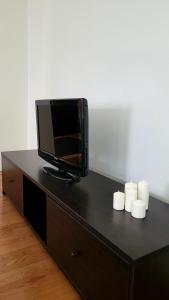 a television sitting on top of a black cabinet at 3+1 Bağdat Caddesine yakın in Istanbul
