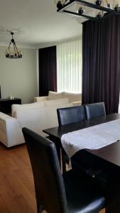 ein Wohnzimmer mit einem Tisch und weißen Möbeln in der Unterkunft 3+1 Bağdat Caddesine yakın in Istanbul