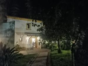 Um jardim no exterior de Casal Serrano Charme e Tranquilidade