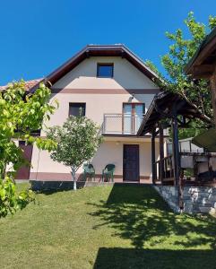 Großes Haus mit Balkon und Hof in der Unterkunft Kuca za odmor Drina & Tara in Bajina Bašta