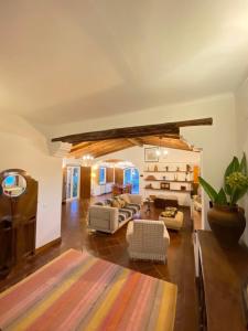 uma grande sala de estar com um sofá e cadeiras em Casal Serrano Charme e Tranquilidade em Reguengo Grande mais 37 fotografias