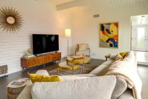 sala de estar con sofá y TV en Palm Springs Condo with 2 Community Heated Pools!, en Palm Springs