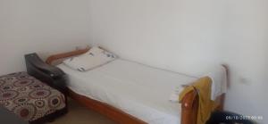 Postel nebo postele na pokoji v ubytování ROYAL 3 Hostel Opposite NALU BAR
