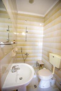 Koupelna v ubytování Giannis Hotel + 22 fotografií