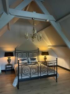 um quarto com uma cama preta e 2 candeeiros em Casa Fuori em Oirschot