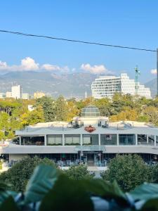 Vista generica sulle montagne o vista sulle montagne dall'interno dell'appartamento