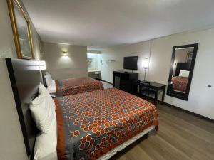 Säng eller sängar i ett rum på Royal Inn Motel
