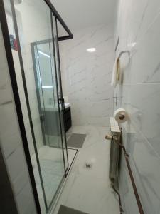bagno con doccia in vetro e servizi igienici di Kuća za odmor BIĐ 