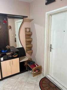 uma cozinha com uma escada em espiral num quarto em Лудогорско бижу em Razgrad