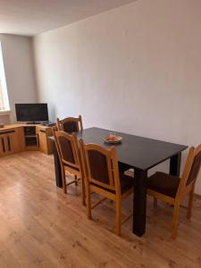 une salle à manger avec une table et des chaises noires dans l'établissement Лудогорско бижу, à Razgrad