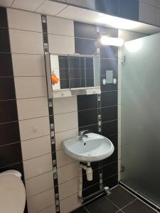 La salle de bains est pourvue d'un lavabo et de toilettes. dans l'établissement Лудогорско бижу, à Razgrad