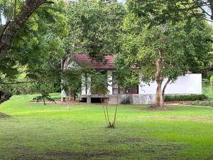 una casa en medio de un patio con árboles en Magalle Wewa Villa en Nikaweratiya