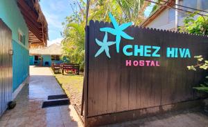 um sinal para um hospital numa cerca de madeira em Hotel & Apartments "CHEZ HIVA" em Hanga Roa