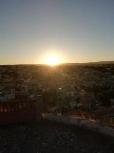 un coucher de soleil depuis le sommet d'une colline dans l'établissement Esens Stone House, à Mustafapaşa