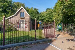 una puerta de hierro delante de una casa en Luminous appartment - Juliana Park free parking, en Utrecht