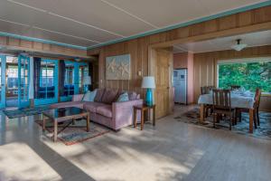 Svetainės erdvė apgyvendinimo įstaigoje Agate Beach Oceanfront Lodge