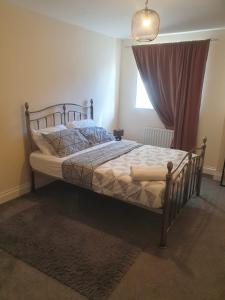 One bedroom Apartment in the heart of Horsham city centre في هورشام: غرفة نوم بسرير مع مظلة ونافذة