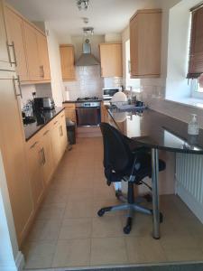 A kitchen or kitchenette at One bedroom Apartment in the heart of Horsham city centre