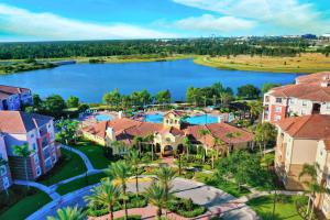 een luchtzicht op een resort met een meer bij The Epic New York Vista Cay Orlando in Orlando