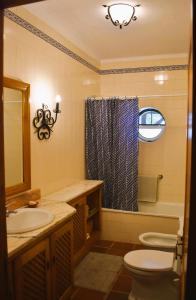 Uma casa de banho em Casal Serrano Charme e Tranquilidade