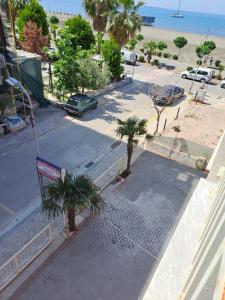 widok na ulicę z palmami i plażę w obiekcie ALBERTI w mieście Shëngjin