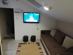 Televiisor ja/või meelelahutuskeskus majutusasutuses Blue Carpet Rooms