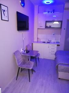 Televiisor ja/või meelelahutuskeskus majutusasutuses Blue Carpet Rooms