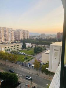 uma vista para uma cidade com edifícios e uma rua em Cosy Apartment Tirana em Tirana
