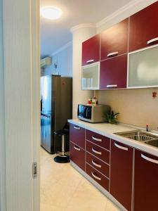 A cozinha ou cozinha compacta de Cosy Apartment Tirana