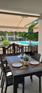 een tafel met borden en wijnglazen op een patio bij Casa jablillo 2 in Costa Teguise