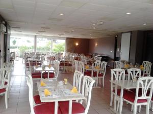 Restaurant o un lloc per menjar a Enzo Hotels Bulgneville by Kyriad Direct