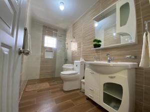Koupelna v ubytování Santiago City Center Huge nice Apartment to stay rooftop to enjoy the city view