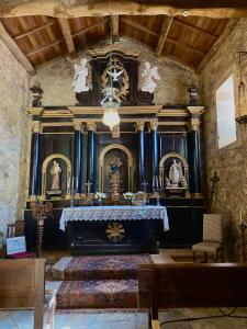 une grande chambre avec un autel dans une église dans l'établissement Hotel Pazo de Bieite, à Boimorto