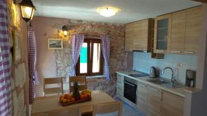 Kuchyň nebo kuchyňský kout v ubytování Apartments Dvor