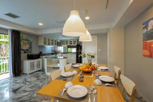 Η κουζίνα ή μικρή κουζίνα στο 5BR Jungle Seaview Villa Patong