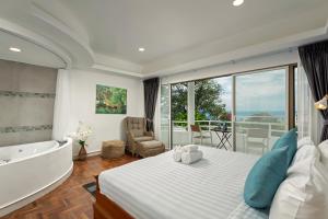 Ένα ή περισσότερα κρεβάτια σε δωμάτιο στο 5BR Jungle Seaview Villa Patong +17 φωτογραφίες