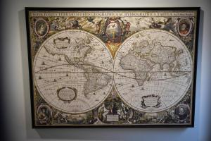um mapa emoldurado do mundo numa parede em Apartmán Boženy Němcové em Polná