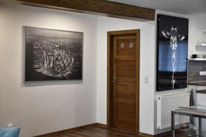 Apartmán Boženy Němcové في Polná: غرفة بها باب وصورة على الحائط