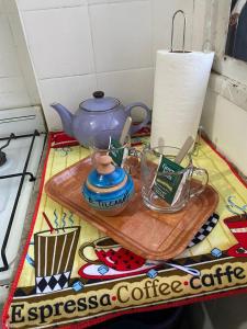 um bule de chá e uma chávena numa tábua de cortar em Depto La Boca em Buenos Aires
