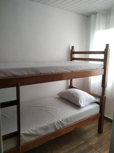 2 beliches num quarto com uma almofada em Casa 346 em Ponta Grossa