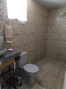 uma casa de banho com um WC e um lavatório em Casa 346 em Ponta Grossa