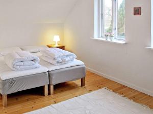 een slaapkamer met een bed met witte handdoeken bij Holiday home Holeby in Holeby