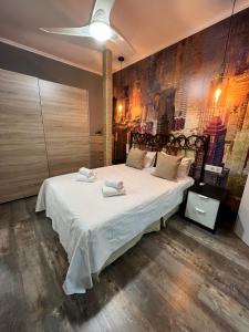 ein Schlafzimmer mit einem großen Bett mit weißer Bettwäsche in der Unterkunft Casa SaMARa in Alicante
