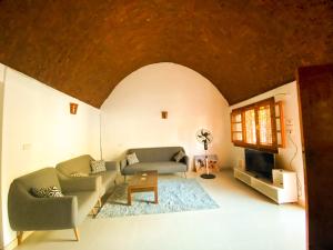 uma sala de estar com dois sofás e uma lareira em Anwar GuestHouse em Luxor