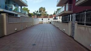 an empty walkway between two buildings with balconies at Playa de Canet, gran Terraza in Valencia