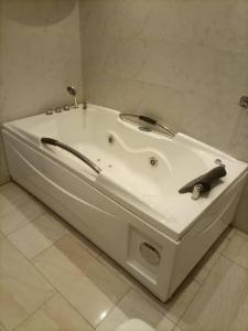 uma banheira branca sentada na casa de banho em THE HAVEN SUITE em Lagos